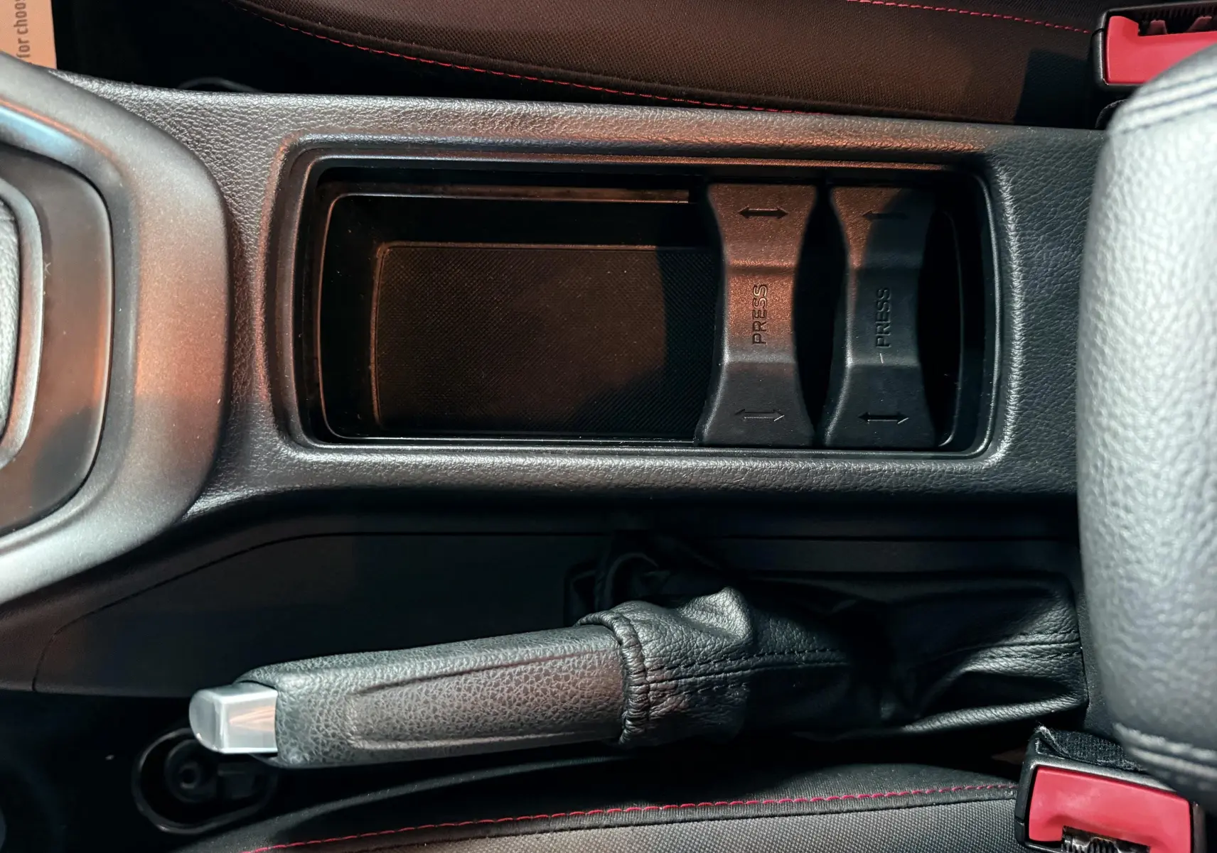 Gros plan sur la commande de clignotant noire dans l’habitacle d’une Ford Focus gris 2018, tableau de bord et aérateurs visibles.