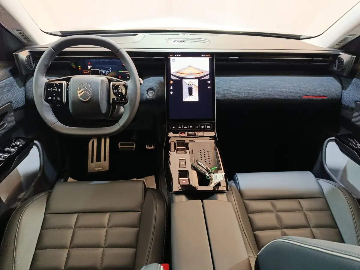 Vue intérieure avant de la Citroën C5 Hybride 2026, avec tableau de bord numérique et écran tactile central vertical.
