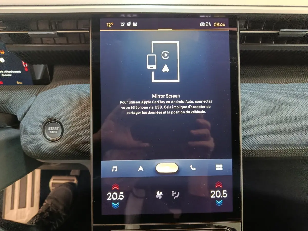 Écran tactile central de 33 cm dans l’habitacle du Citroën C5 Hybride noir, avec bouton démarrage visible à gauche.