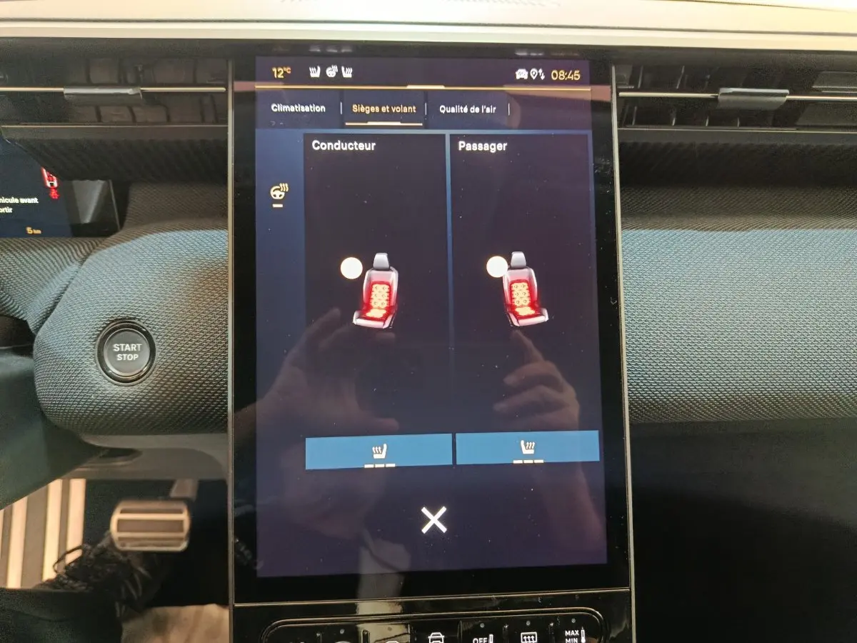 Écran tactile central affichant le réglage des sièges chauffants dans une Citroën C5 Hybride noire, vue intérieure frontale.