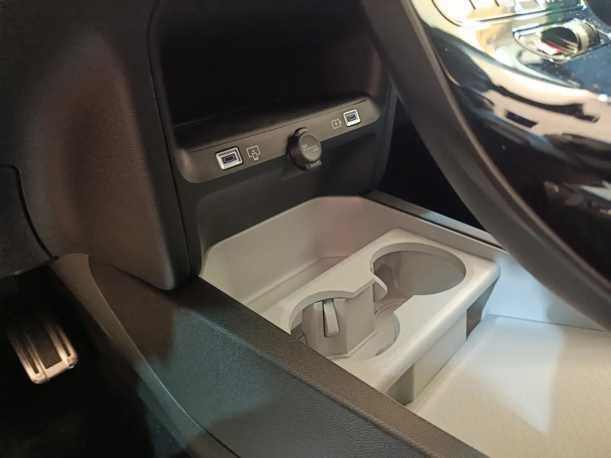 Détail intérieur du Citroën C5 Hybride 2026 montrant les ports USB et prise 12V près des porte-gobelets côté conducteur.