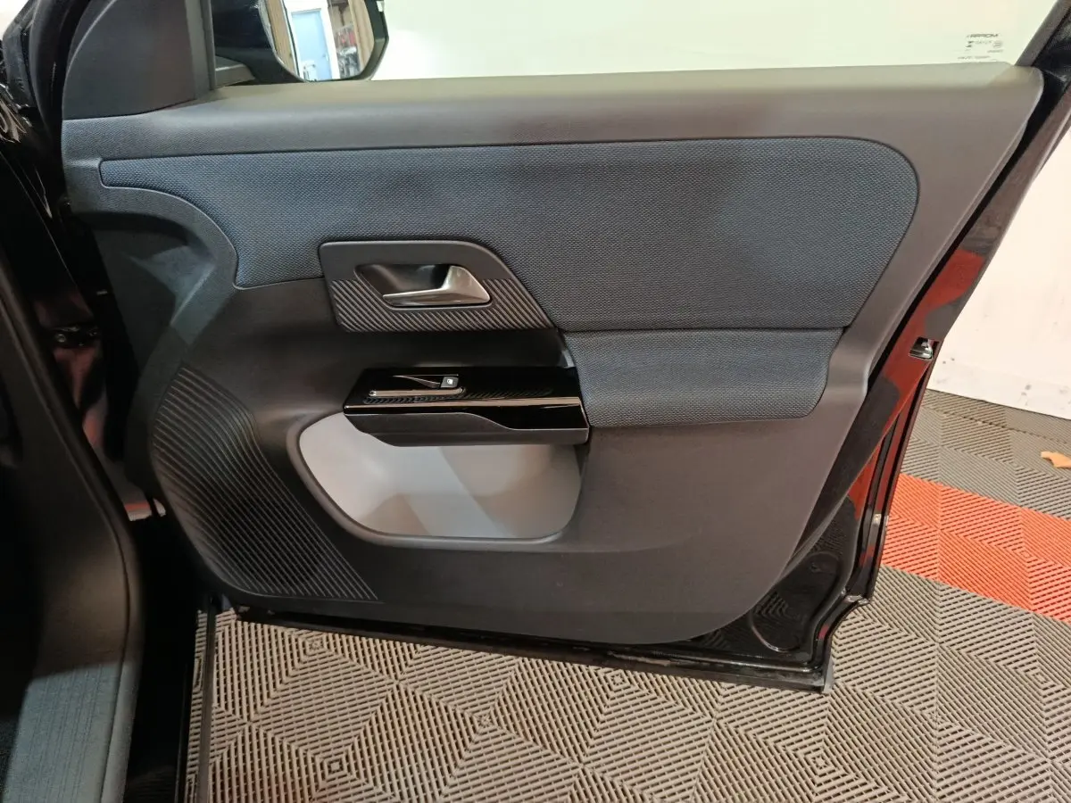 Vue intérieure de la porte arrière droite noire du Citroën C5 Hybride 2026 avec garniture tissu et plastique.