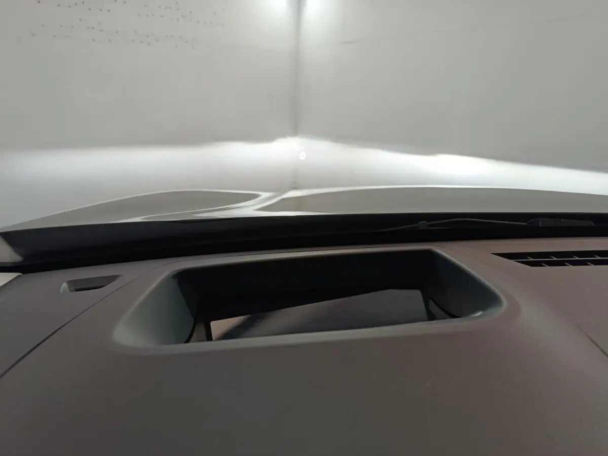 Vue rapprochée du tableau de bord gris clair de la Citroën C5 Hybride 2026, sans affichage visible.