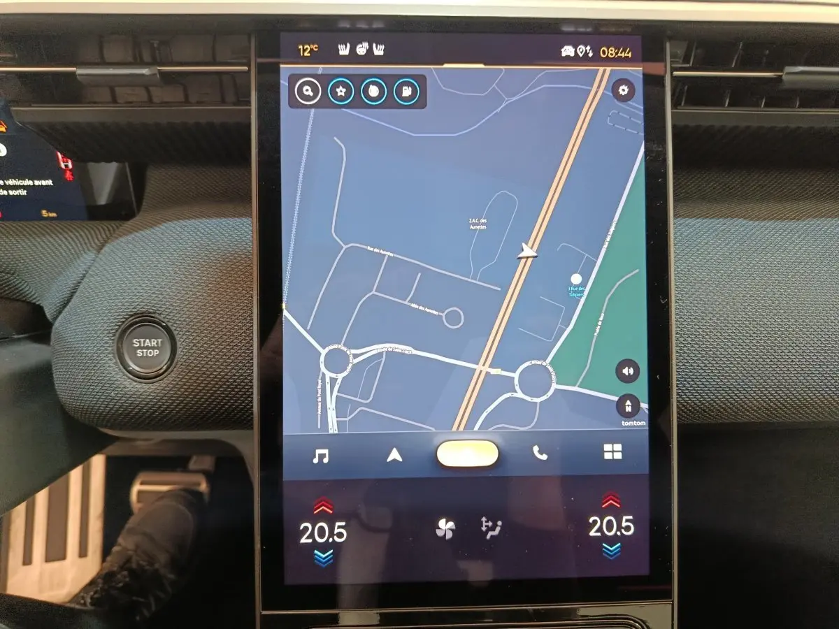 Écran tactile central affichant la navigation dans l’habitacle noir du Citroën C5 Hybride 2026, bouton Start/Stop visible à gauche.