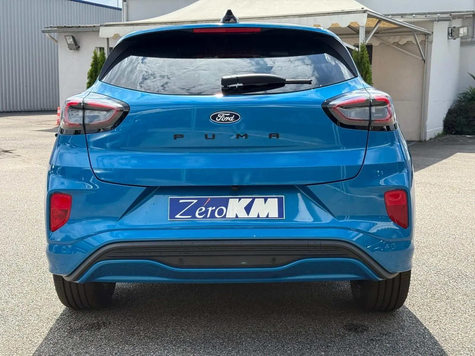 Vue arrière d'une Ford Puma 2025 en bleu Aqua Blue avec feux arrière modernes et plaque d'immatriculation Zero KM.