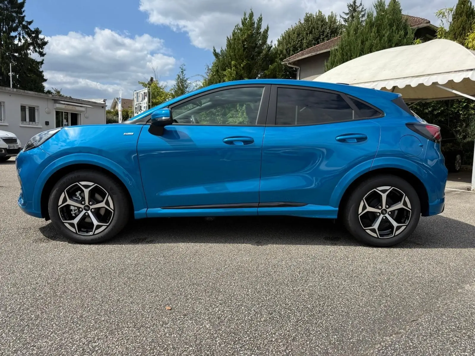 Vue latérale droite d'un Ford Puma 2025 bleu aqua avec jantes alliage et lignes sportives ST Line.
