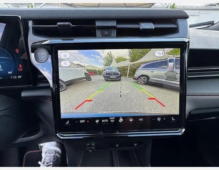 Écran central affichant la caméra de recul du Ford Puma bleu Aqua, vue arrière avec lignes de guidage colorées.