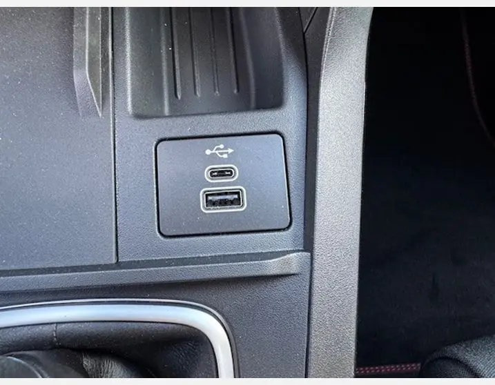 Prise USB-C et USB-A en gros plan sur la console centrale du Ford Puma bleu Aqua Blue 2025.