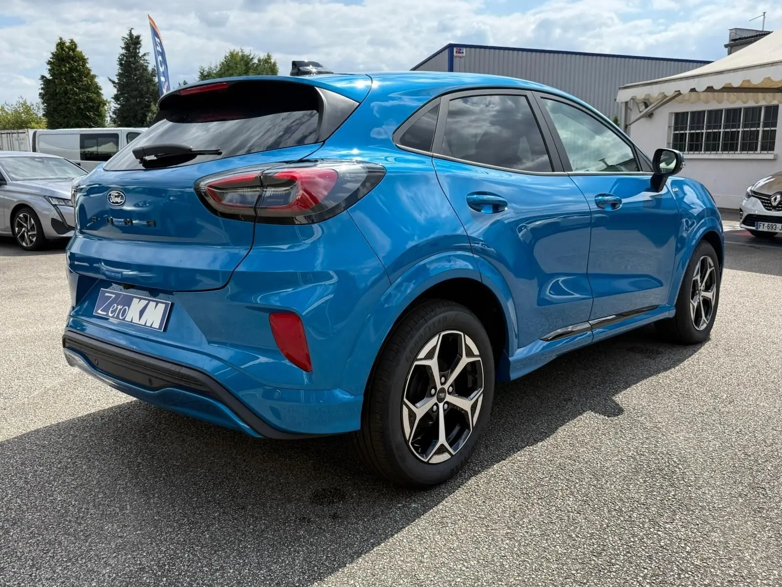 Vue 3/4 arrière droite d'un Ford Puma 2025 bleu Aqua avec jantes alliage et vitres teintées.
