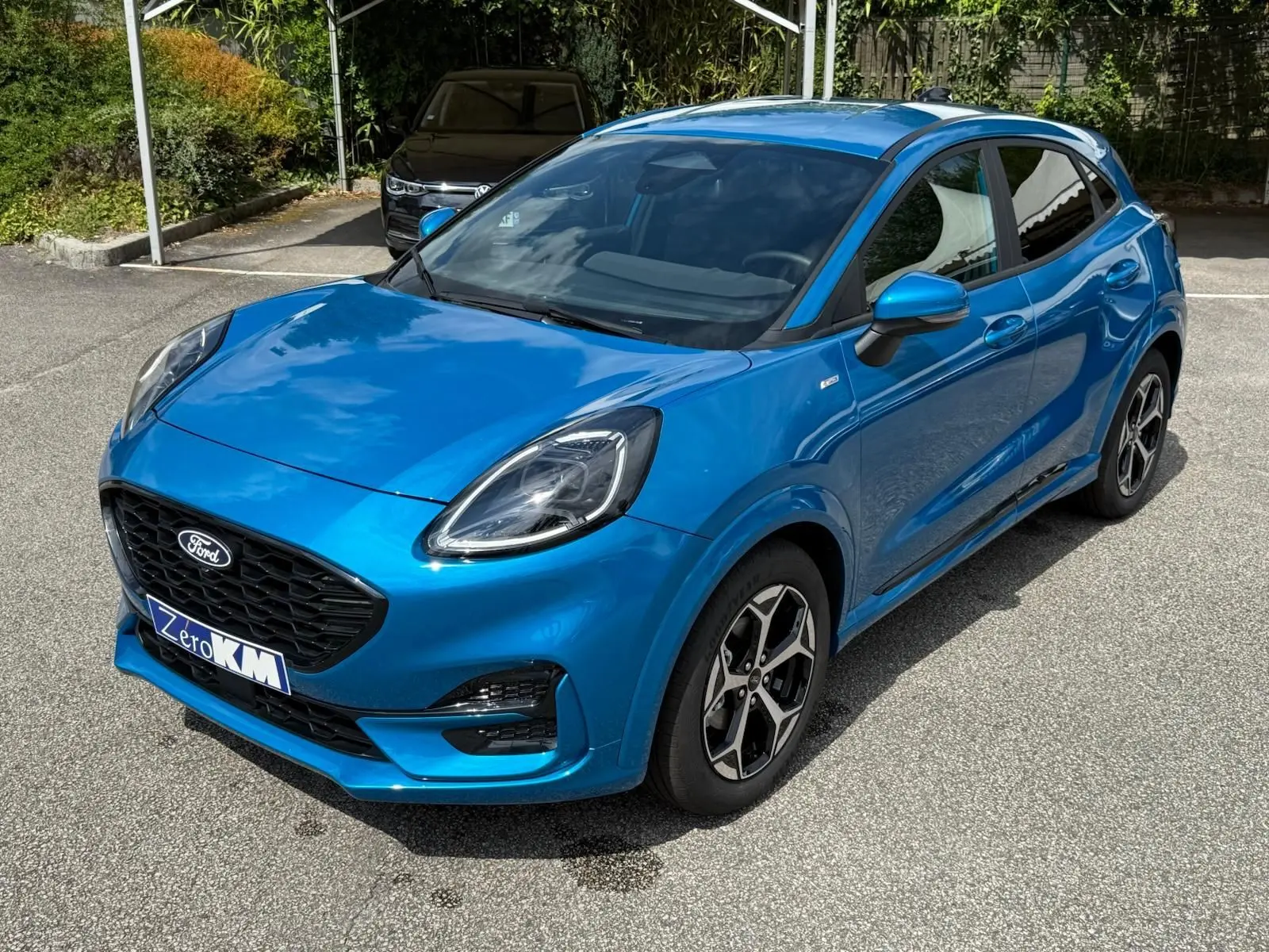Ford Puma 2025 bleu aqua en vue 3/4 avant droit, avec calandre noire et jantes alliage distinctives.