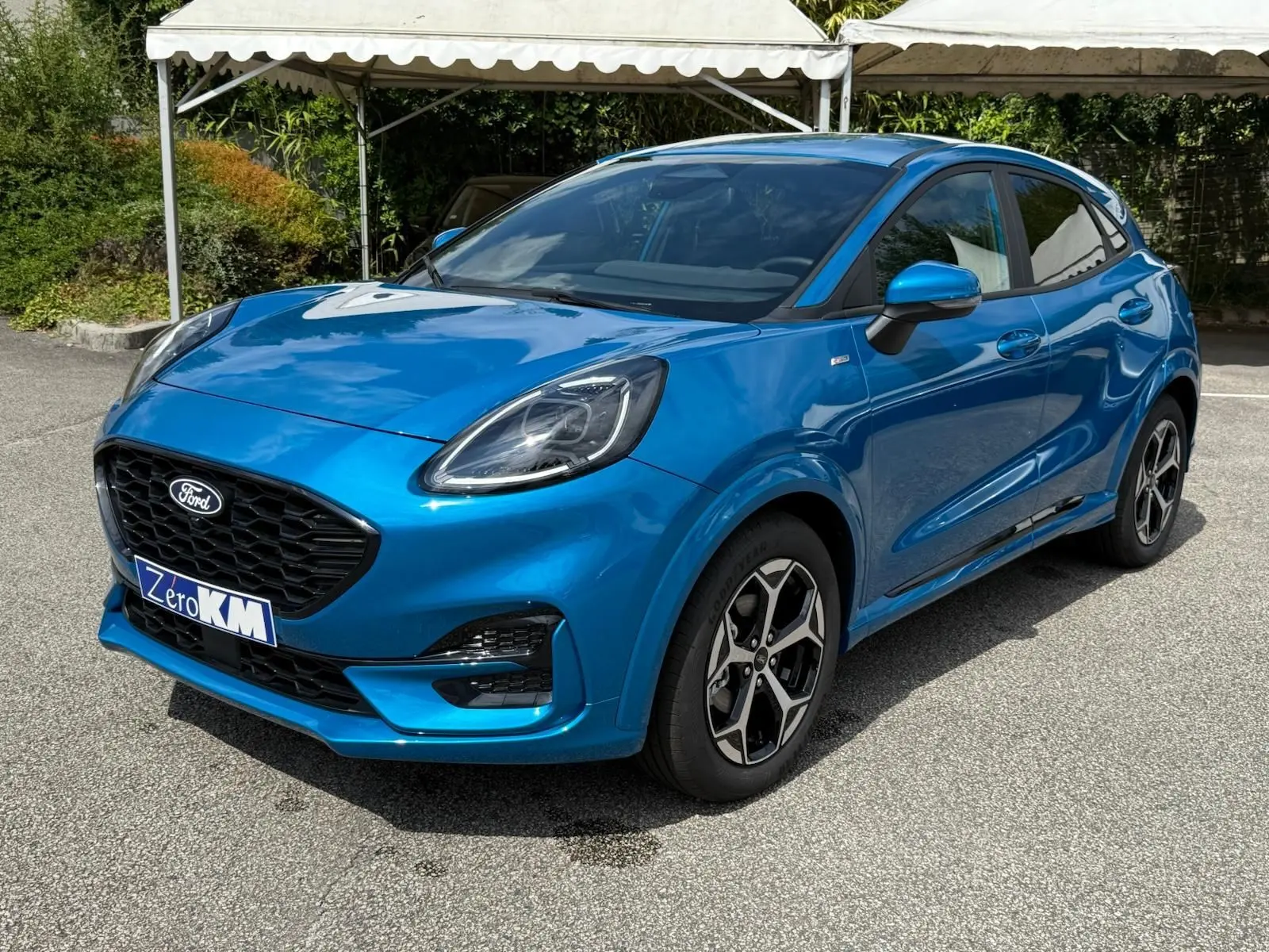 Ford Puma 2025 bleu aqua en 3/4 avant droit, avec calandre noire et jantes alliage distinctives.