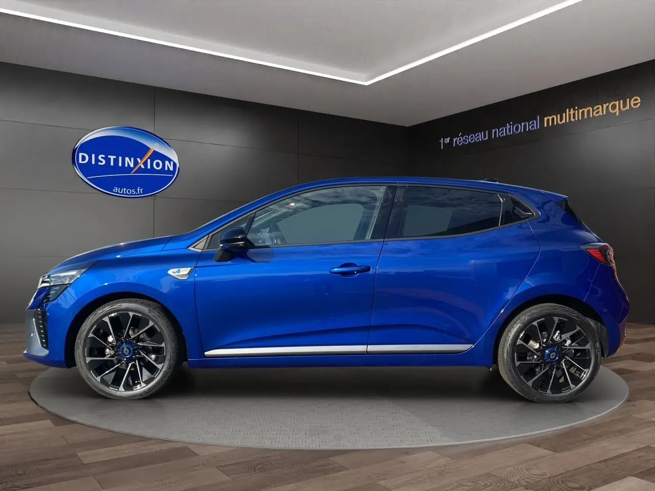 Profil latéral droit de la Renault Clio V TCE 90 Esprit Alpine bleu Iron avec jantes noires et détails chromés.