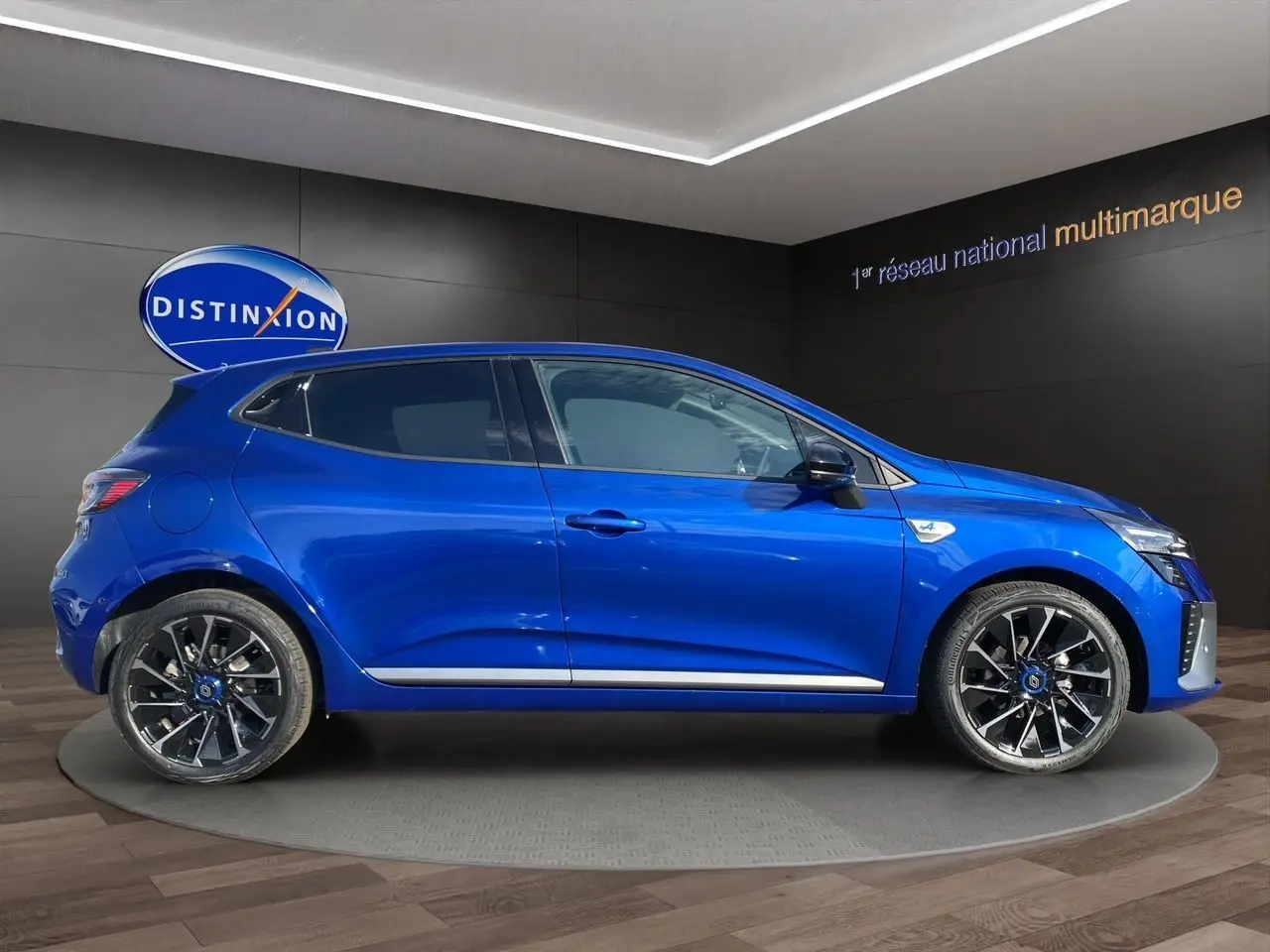 Profil droit de la Renault Clio V TCE 90 Esprit Alpine bleu Iron, avec jantes noires et détails chromés visibles.