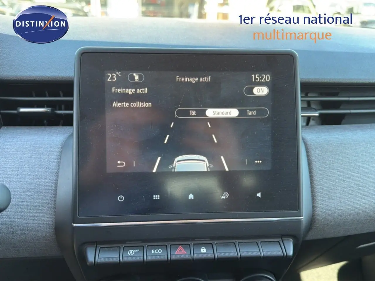 Écran tactile central de la Renault Clio 2025 affichant les réglages d’alerte collision et freinage actif, intérieur gris.