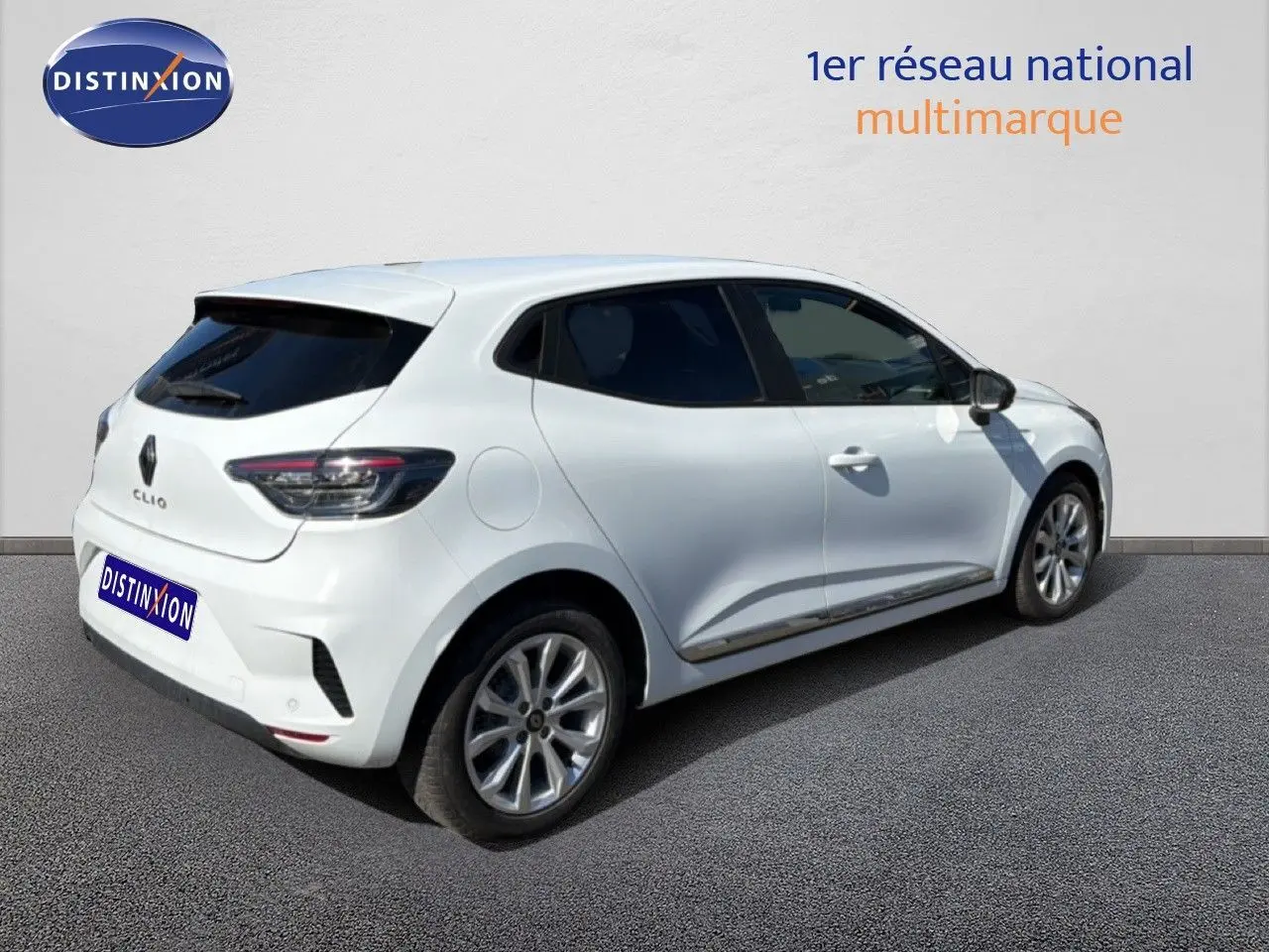 Renault Clio blanche vue 3/4 arrière droit, avec jantes alliage et vitres teintées, sur fond neutre extérieur.