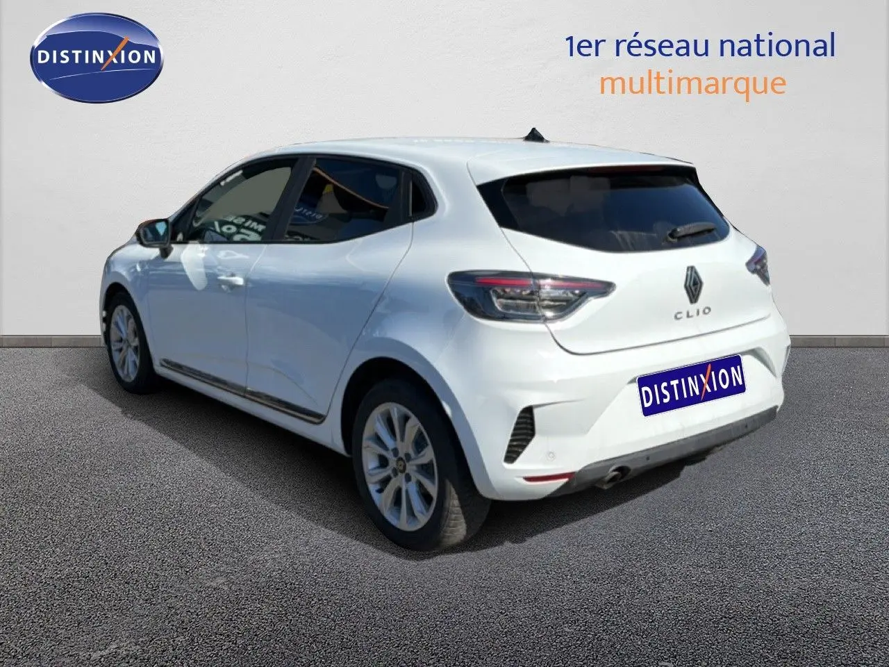 Vue 3/4 arrière droite d'une Renault Clio blanche 2025 avec feux arrière LED et jantes alliage 16 pouces.