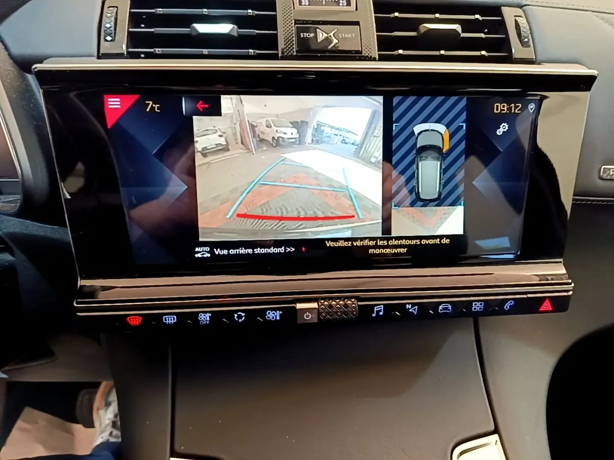 Écran tactile central du DS7 Crossback So Chic 2019 montrant la caméra de recul et l’aide au stationnement.