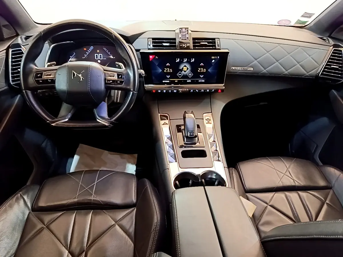 Vue intérieure avant du DS7 Crossback 2019, tableau de bord et sièges en cuir noir avec surpiqûres losanges.