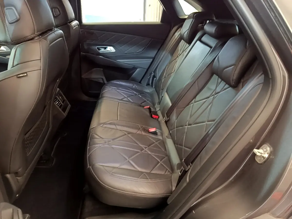 Vue intérieure côté droit des sièges arrière en cuir noir matelassé du DS7 Crossback PureTech 180 So Chic 2019.