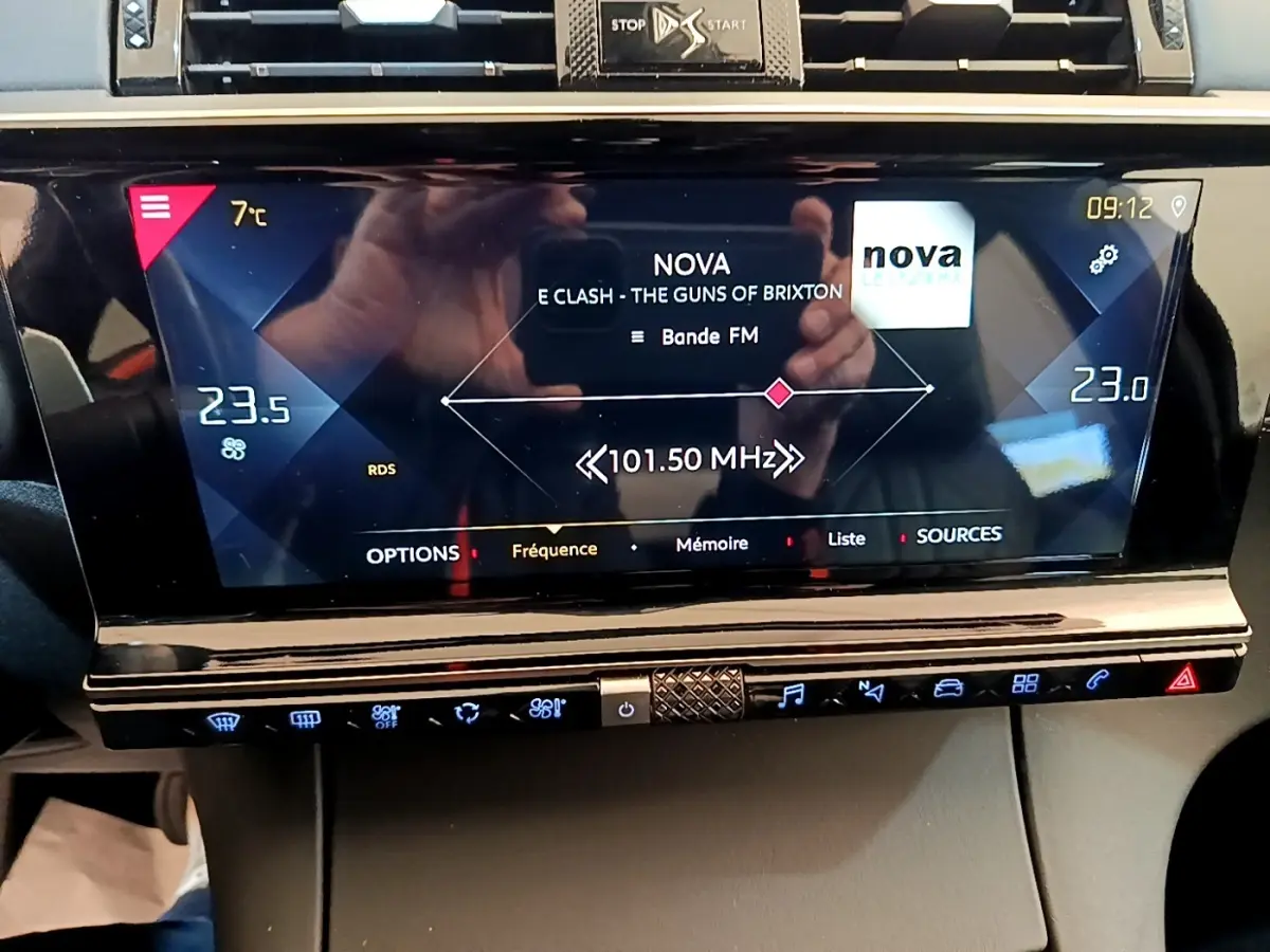 Écran tactile central du DS7 Crossback PureTech 180 So Chic affichant la radio et la climatisation digitale.