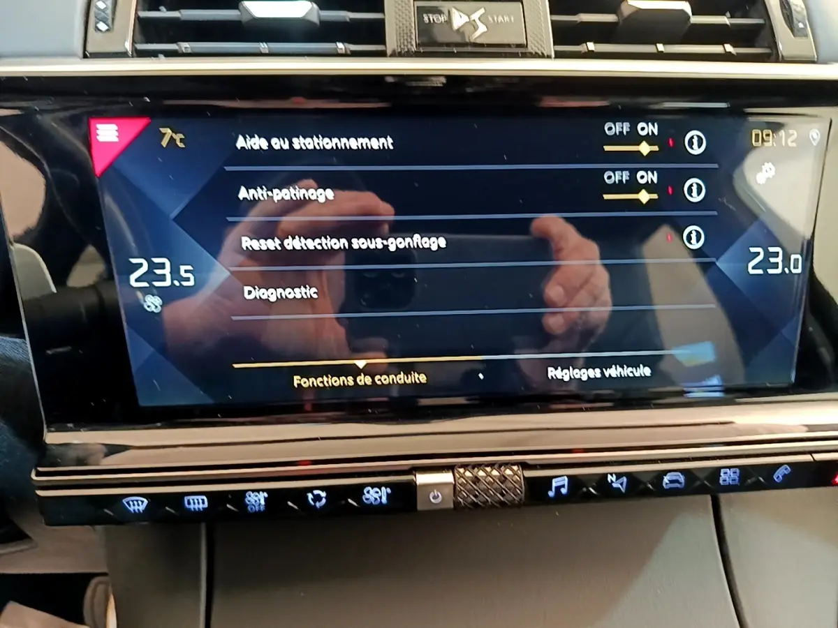 Écran tactile central du DS7 Crossback affichant les réglages d'aide à la conduite et la température intérieure.