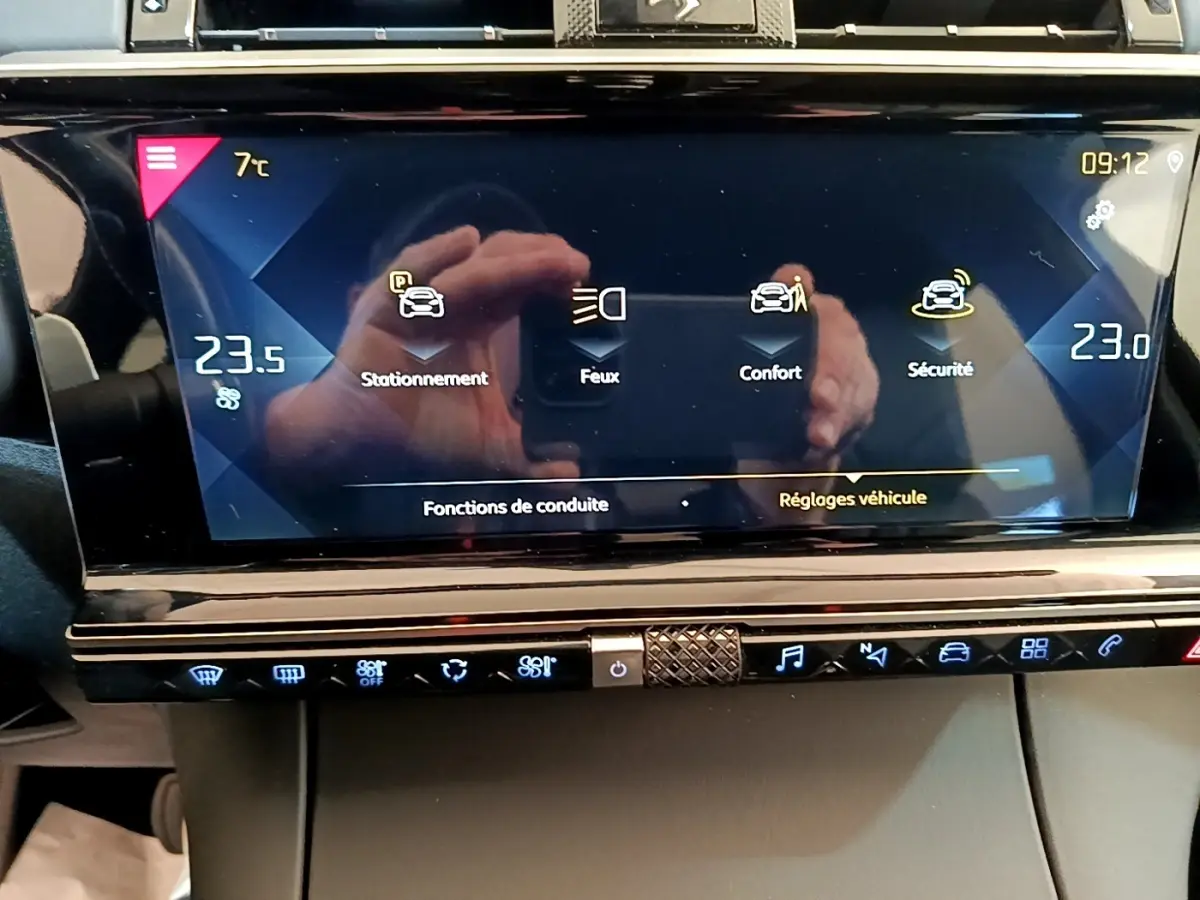 Écran tactile central du DS7 Crossback So Chic 2019 affichant les réglages véhicule et la température intérieure.