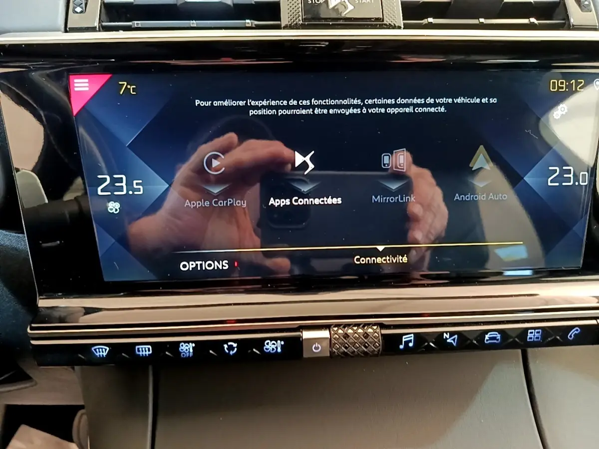 Écran tactile central du DS7 Crossback affichant les options de connectivité Apple CarPlay et Android Auto.