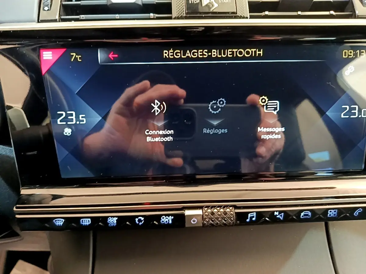 Écran tactile central du tableau de bord du DS7 Crossback gris foncé, affichant les réglages Bluetooth.