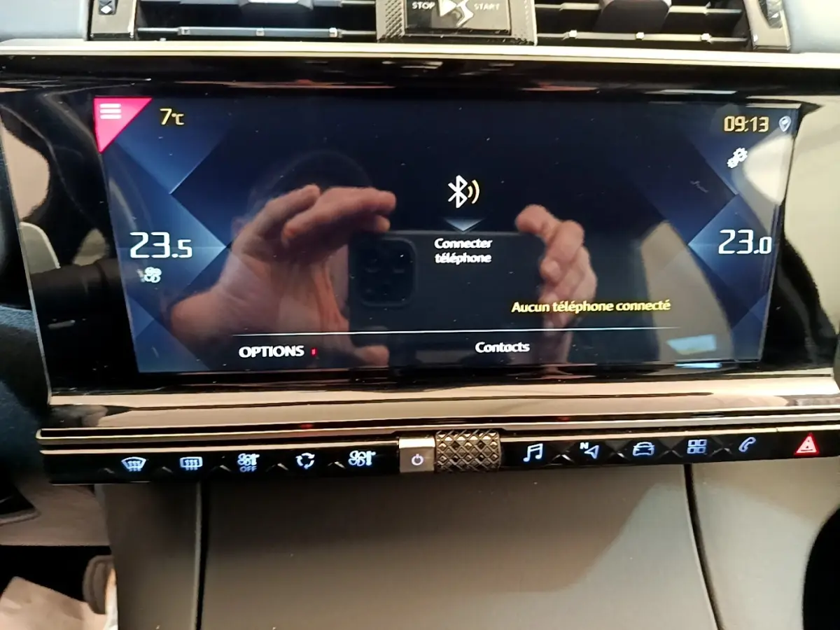 Écran tactile central du DS7 Crossback gris foncé, affichant la connexion Bluetooth et la température intérieure.