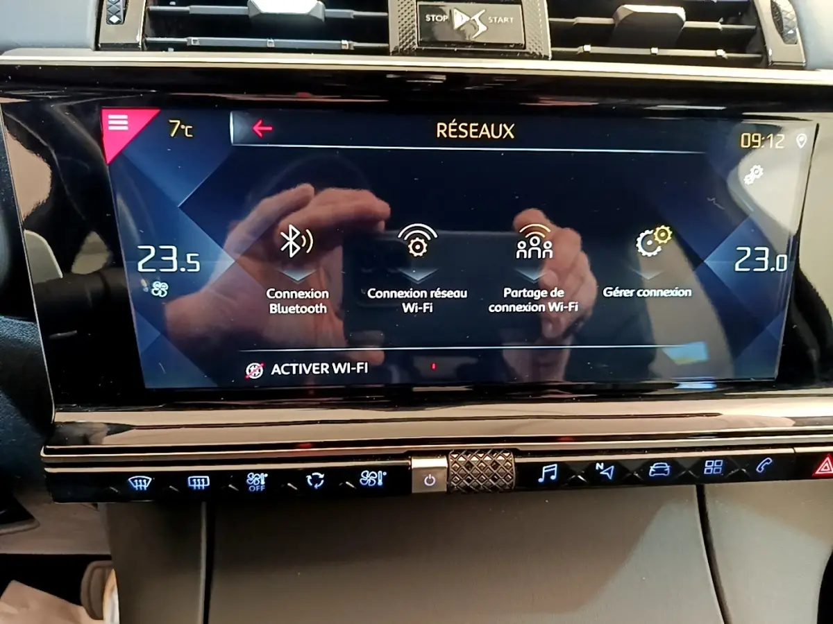 Écran tactile central du DS7 Crossback 2019 affichant les options réseau Wi-Fi et Bluetooth, intérieur noir.