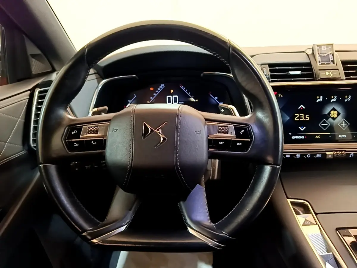 Vue rapprochée du volant cuir noir et du tableau de bord digital du DS7 Crossback PureTech 180 So Chic 2019.