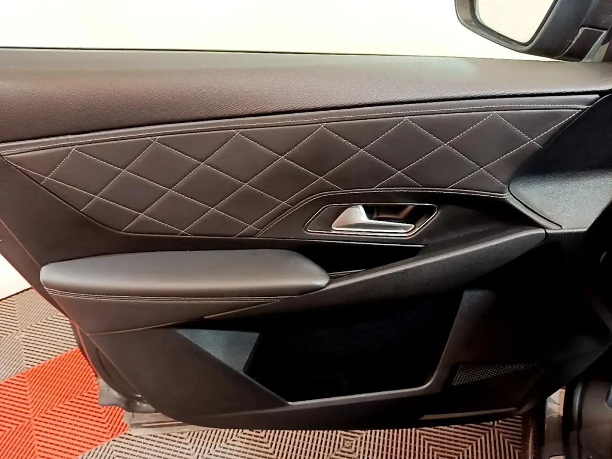 Vue intérieure côté gauche de la porte avant en cuir noir matelassé du DS7 Crossback gris foncé 2019.