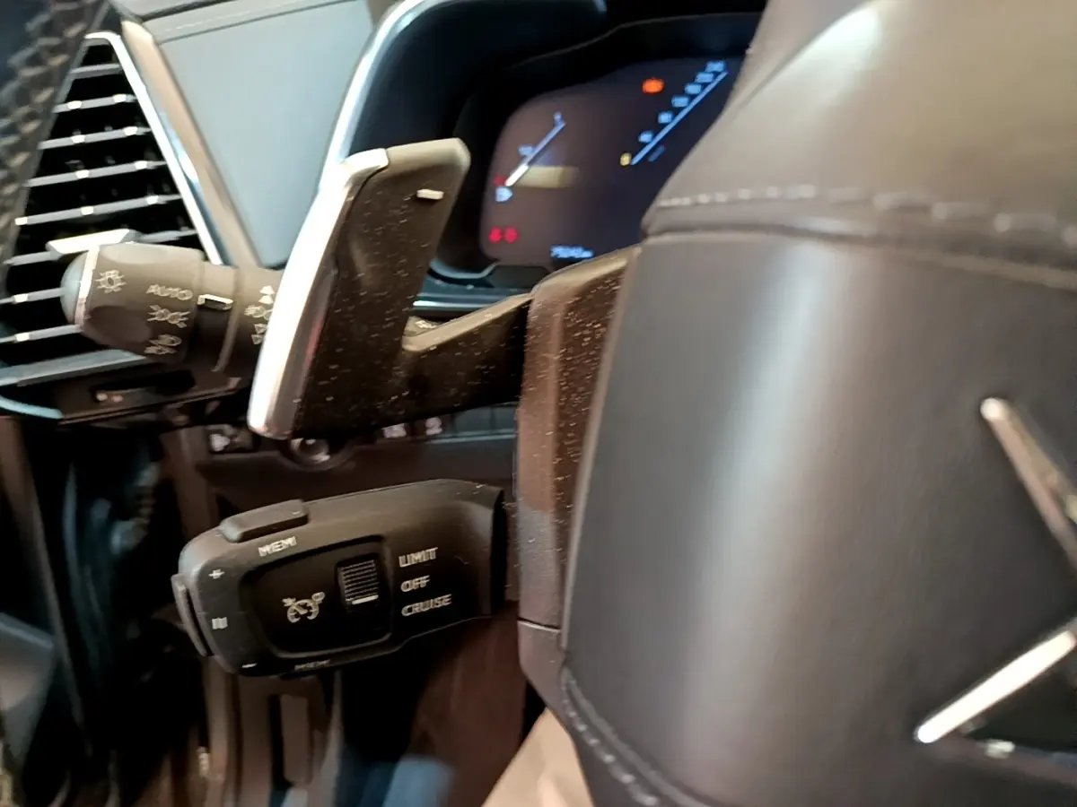 Gros plan sur le volant cuir noir et les commandes de régulateur de vitesse du DS7 Crossback 2019.