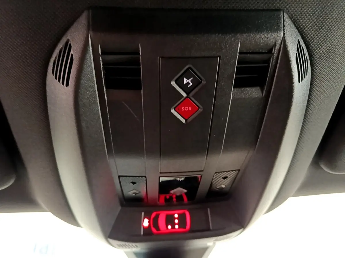Vue en gros plan du plafonnier intérieur avec boutons SOS et commandes d’éclairage du DS7 Crossback gris foncé.