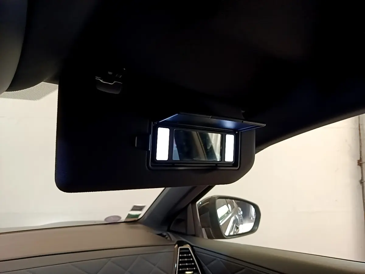 Détail du pare-soleil avec miroir éclairé côté conducteur dans l’habitacle gris foncé du DS7 Crossback.
