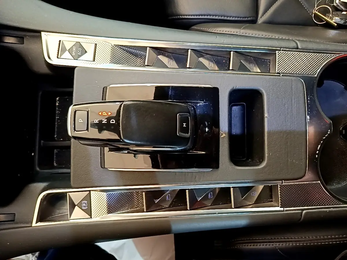 Vue en plongée sur la console centrale noire du DS7 Crossback 2019 avec levier de vitesse automatique et boutons de commande.