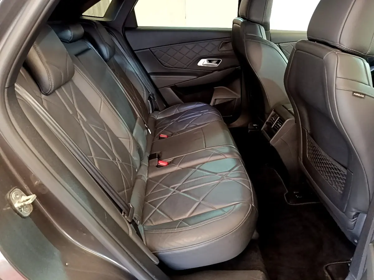 Vue intérieure côté gauche sur les sièges arrière en cuir noir matelassé du DS7 Crossback PureTech 180 So Chic 2019.