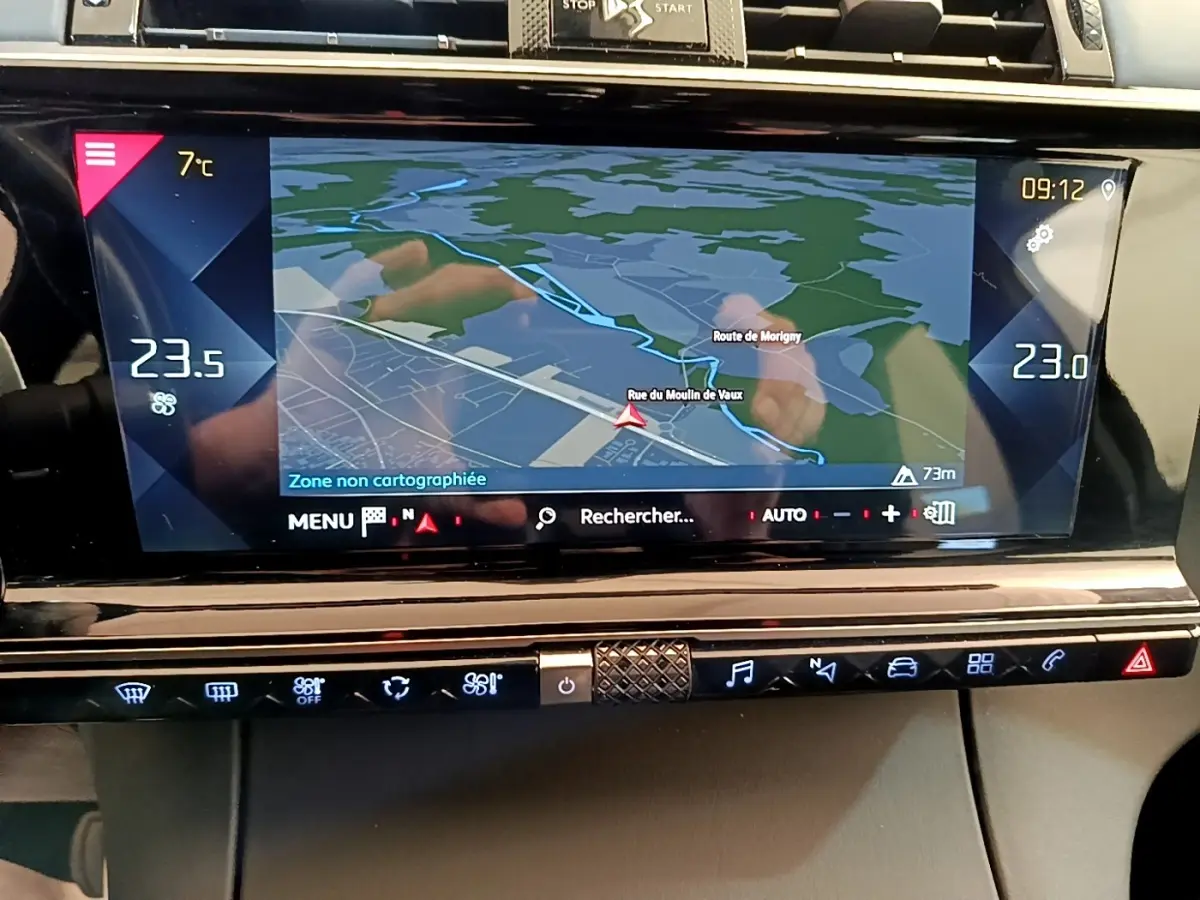 Écran tactile central affichant la navigation 3D sur le tableau de bord du DS7 Crossback gris foncé, vue intérieure frontale.