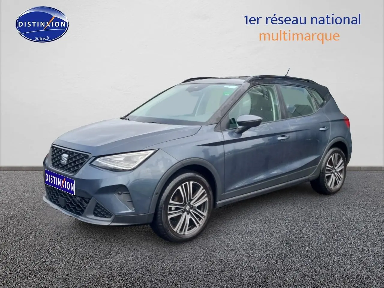 SEAT Arona gris magnétique en 3/4 avant droit, avec jantes 17 pouces et toit noir contrasté.