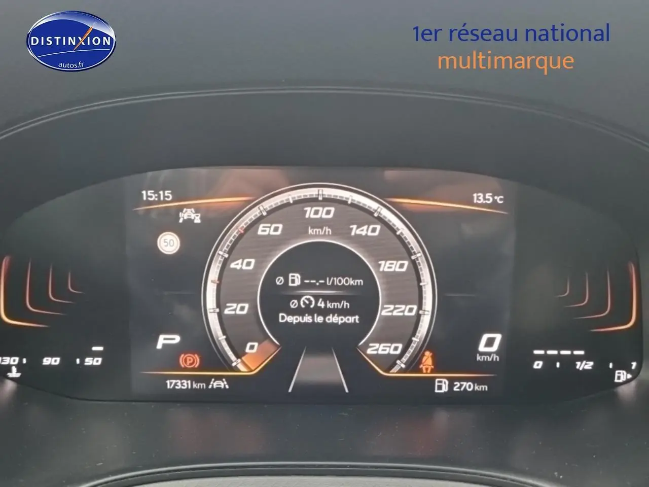 Tableau de bord numérique du SEAT Arona 2025 affichant la vitesse, la température et l'autonomie, vue frontale rapprochée.