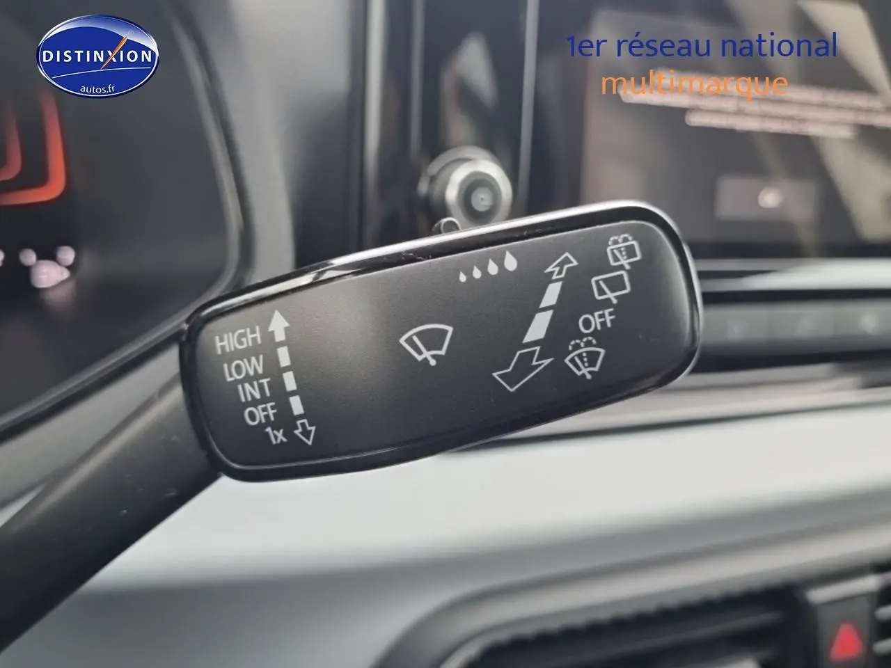 Gros plan sur la commande des essuie-glaces dans l’habitacle gris du SEAT Arona 2025, version 1.0 TSI 115 Copa DSG7.