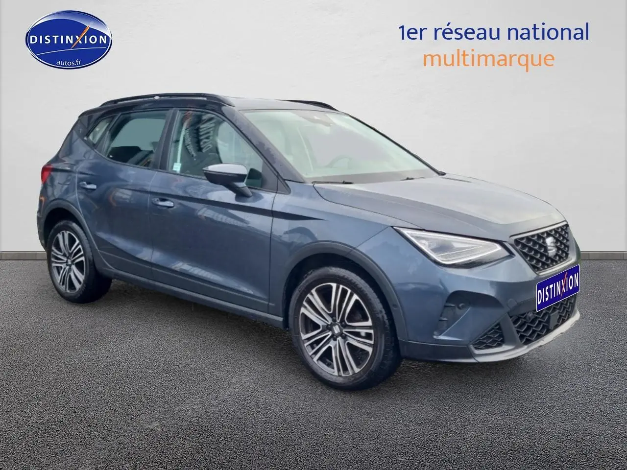 SEAT Arona gris magnétique en vue 3/4 avant droit, avec jantes 17 pouces et calandre distinctive noire.