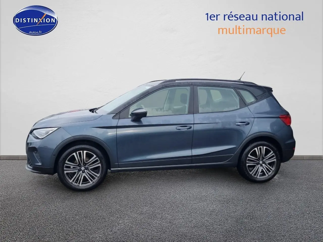 Vue de profil côté gauche d'un SEAT Arona 2025 gris magnétique avec jantes 17 pouces urban design.