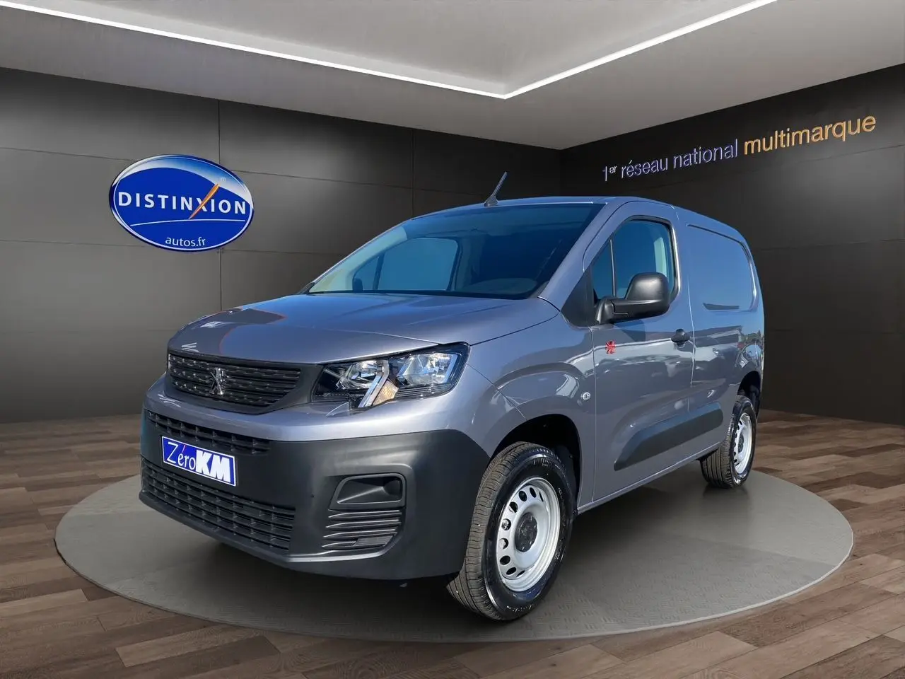 Peugeot Partner Fourgon Dangel 4x4 gris Artense, vue 3/4 avant droite avec jantes tôles et calandre noire.