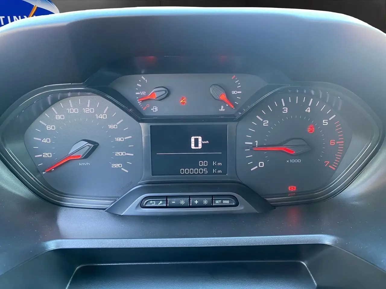 Vue rapprochée du tableau de bord du Peugeot Partner Fourgon Dangel 4x4 2025 avec compteur digital et compte-tours analogique.