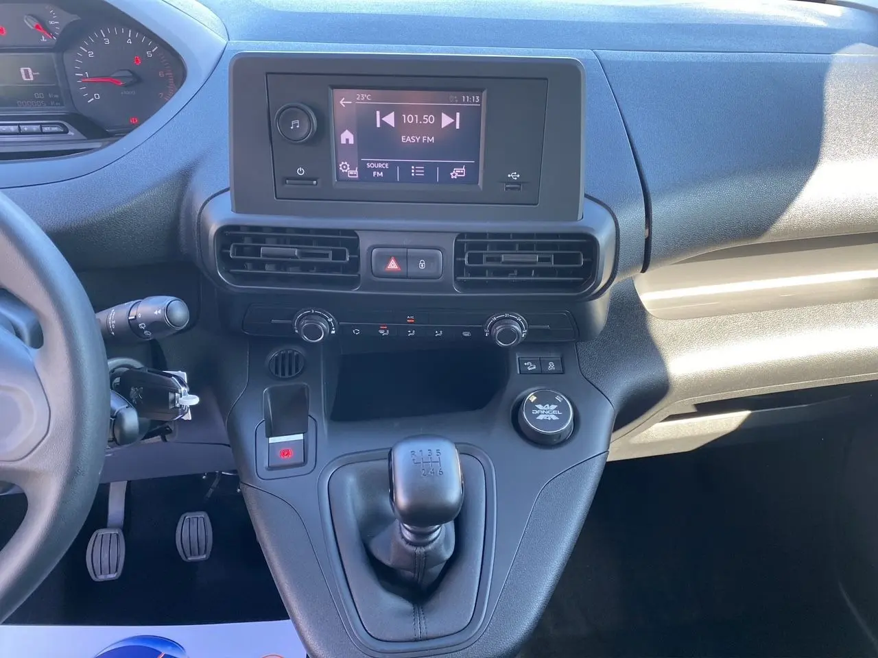 Vue rapprochée du tableau de bord et levier de vitesses manuel du Peugeot Partner Fourgon Dangel 4x4 2025.