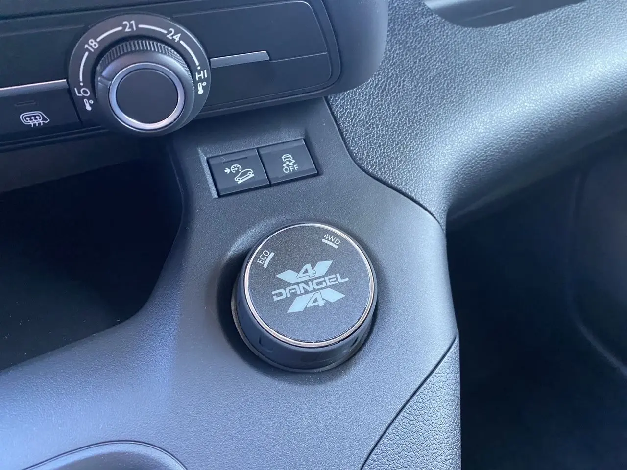 Gros plan sur le sélecteur Dangel 4x4 et commandes de régulation de la Peugeot Partner Fourgon gris Artense 2025.