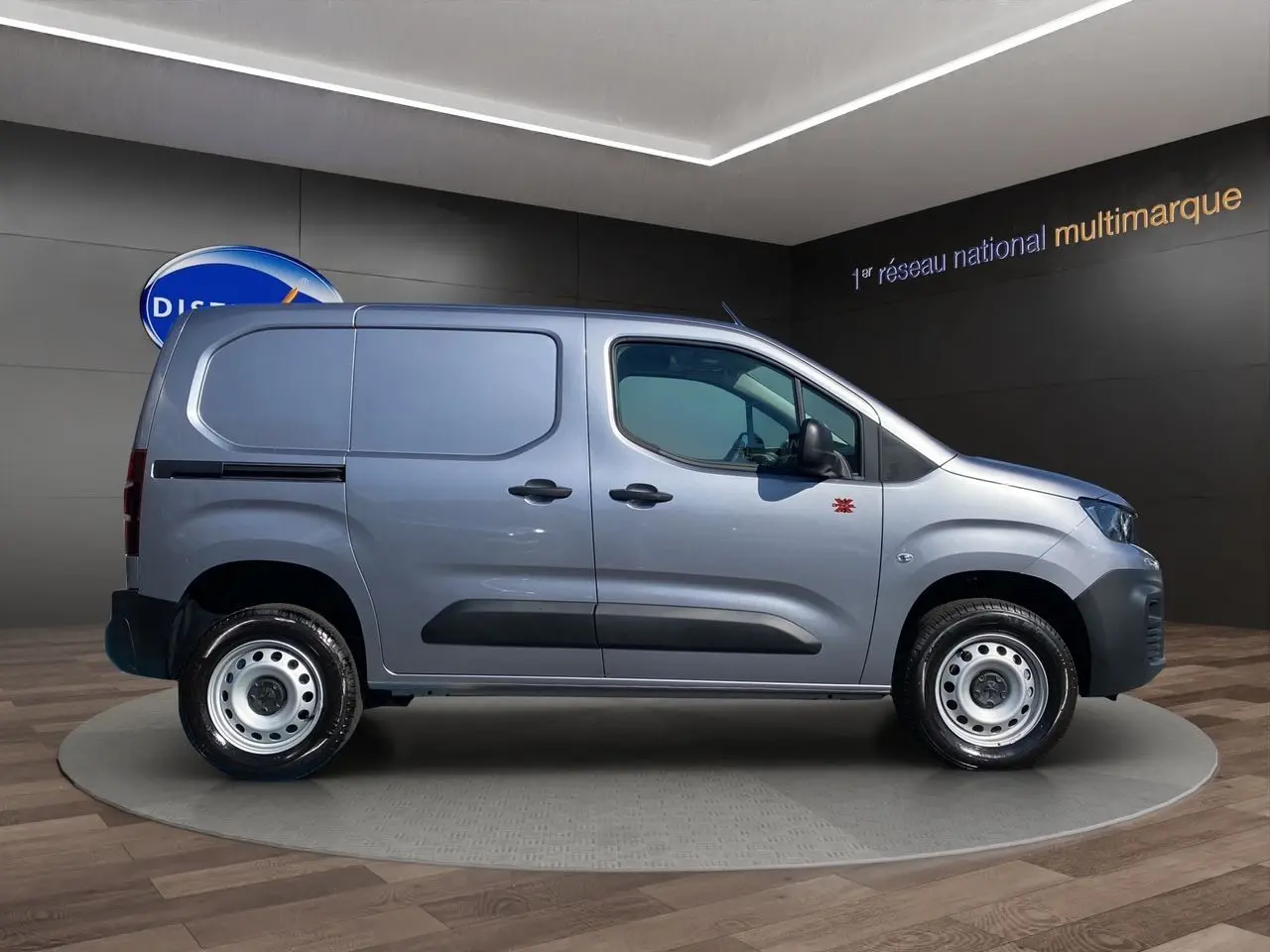 Profil droit du Peugeot Partner Fourgon Dangel 4x4 2025 en gris Artense métallisé avec roues tôles et portes coulissantes.