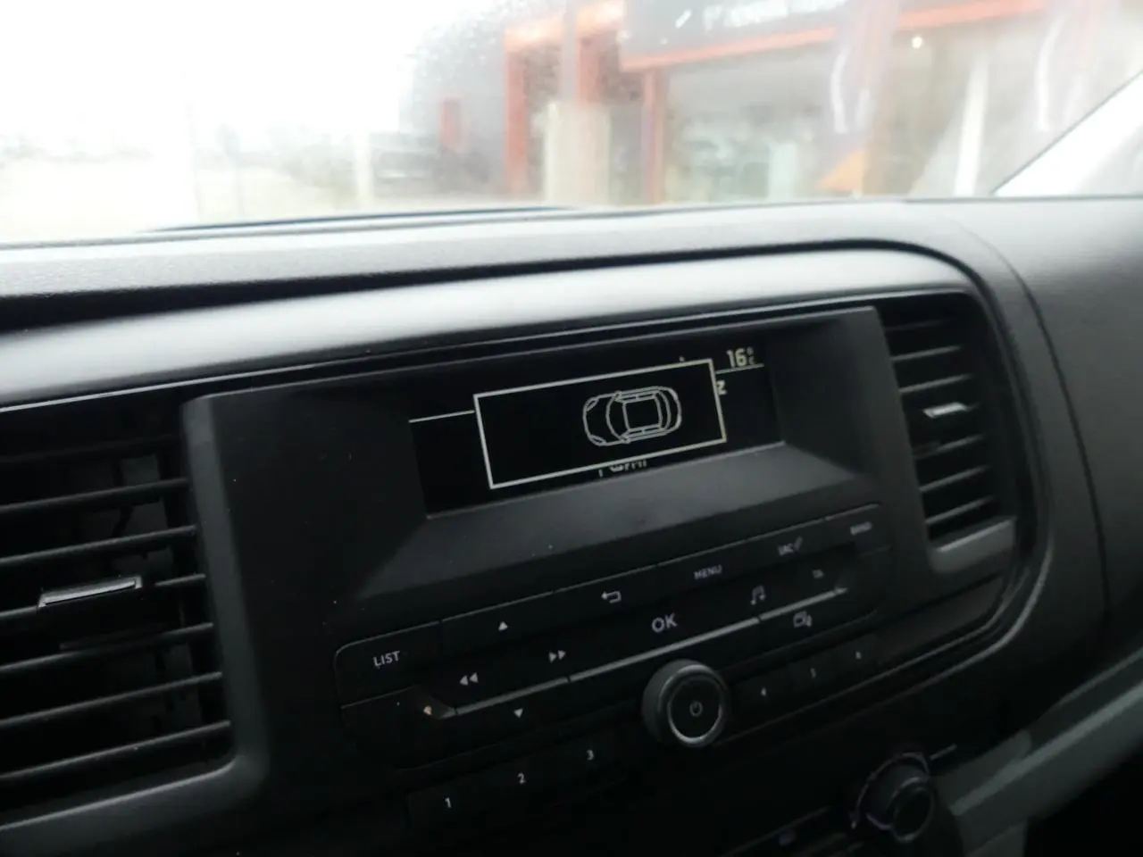 Tableau de bord du Peugeot Expert Fourgon 2019 avec écran central affichant l'aide au stationnement.