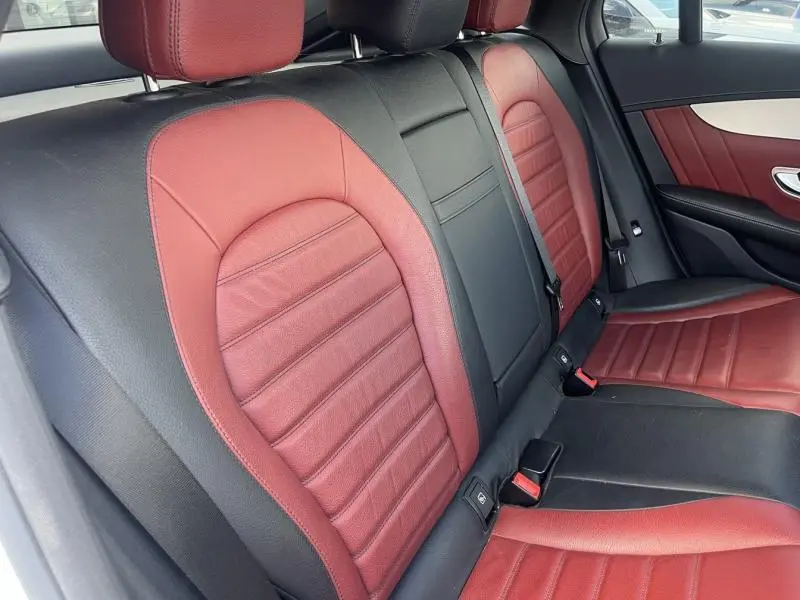 Vue intérieure des sièges arrière cuir rouge et noir du Mercedes GLC Coupé 220 d Fascination 2016